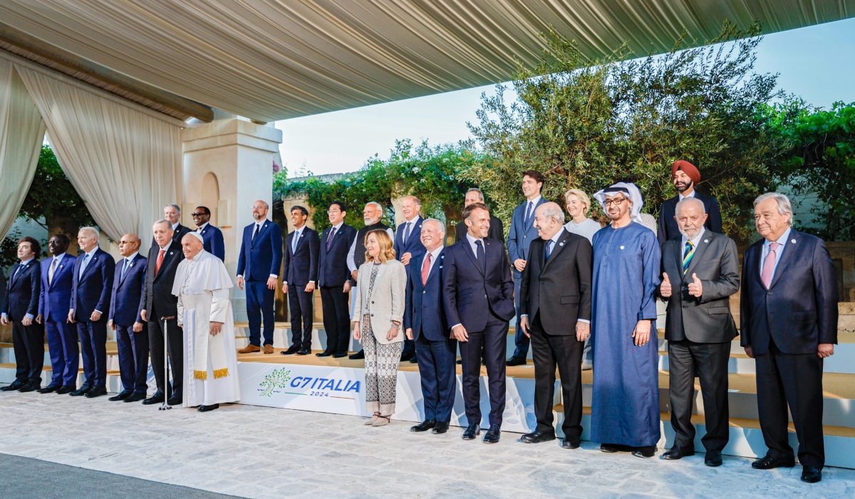 14.06.2024 - Presidente da República, Luiz Inácio Lula da Silva, posa para a fotografia oficial da reunião do G7, ao lado dos Chefes de Estado e de Governo dos países do segmento externo da Cúpula do G7 e aos representantes de organizações internacionais convidadas, no Hotel Borgo Egnazia. Puglia- Itália. Foto: Ricardo Stuckert / PR